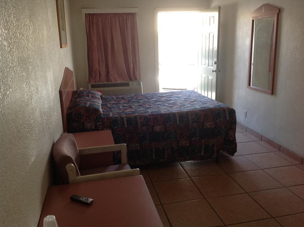 Redwood Motel Chandler Room photo