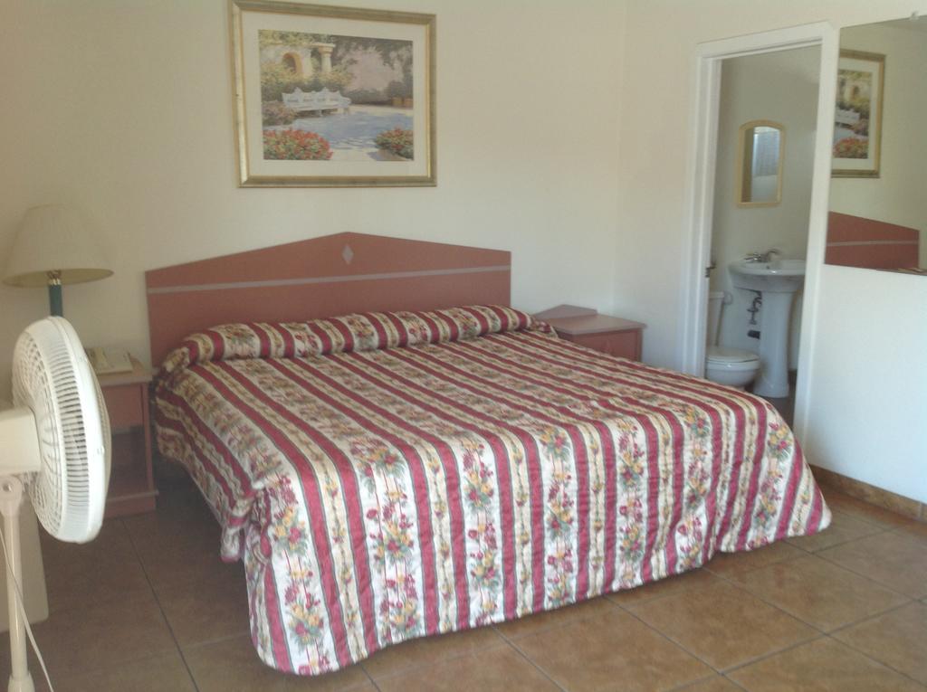 Redwood Motel Chandler Room photo