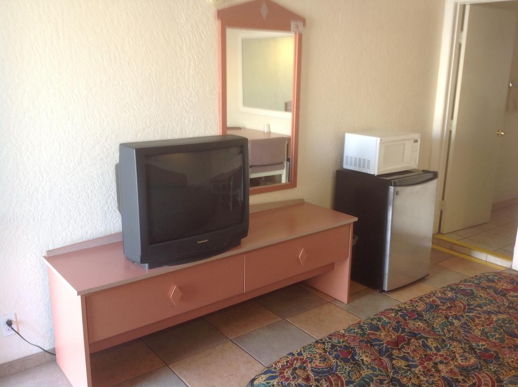 Redwood Motel Chandler Room photo