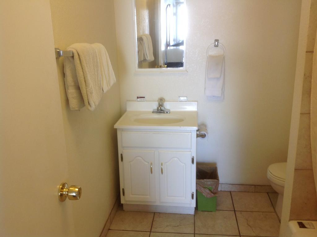 Redwood Motel Chandler Room photo